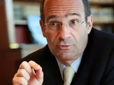 Woerth pointe le "faible" salaire moyen des enseignants