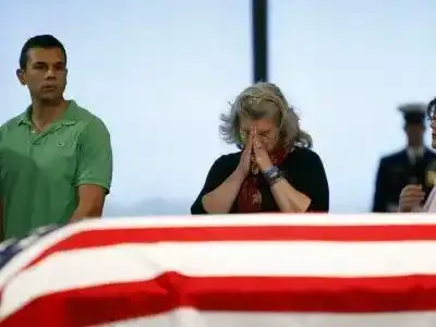 25.000 personnes s'inclinent sur le cercueil de Ted Kennedy