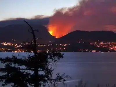 Des milliers de Canadiens fuient les incendies