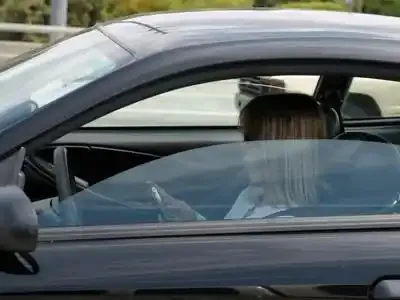 Ecrire un SMS au volant est plus dangereux que téléphoner