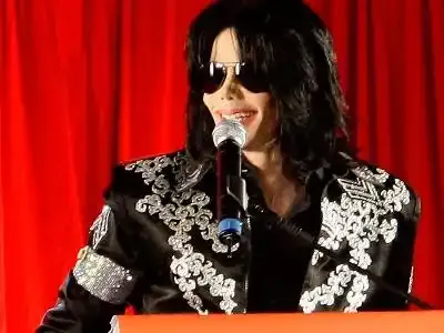 Un proche de Michael Jackson critique la "déontologie" des médecins