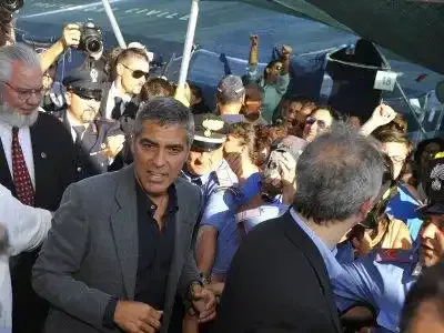 Clooney inaugure un cinéma pour les victimes de L'Aquila
