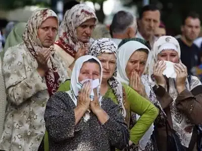 Des milliers de personnes commémorent le massacre de Srebrenica