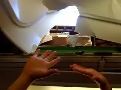 Un avion volait avec un trou large comme un ballon de foot