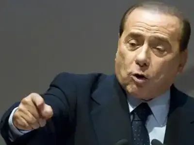 Berlusconi dément "avoir payé une femme"