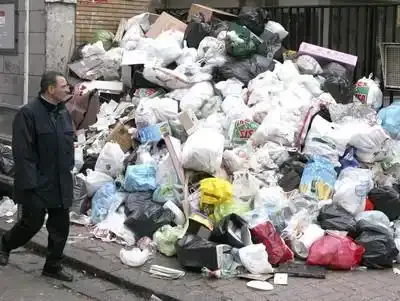 Italie : après Naples, Palerme à son tour submergée par les ordures