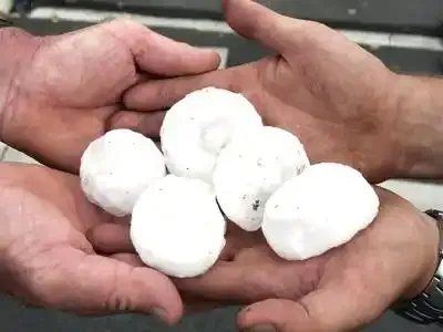 Spectaculaire pluie de grêlons dans le Rhône et la Loire