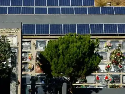 Des tombes et des panneaux solaires