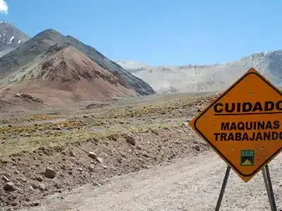 Mine d’or contre glacier dans les Andes