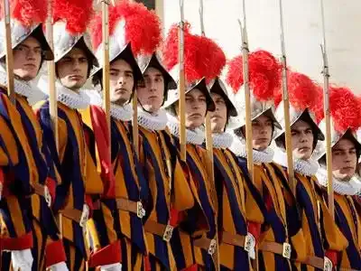 Vatican : bientôt des femmes parmi les Gardes suisses ?