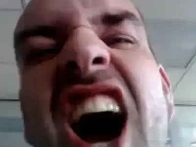 Vidéo : un journaliste viré pour avoir imité un cochon