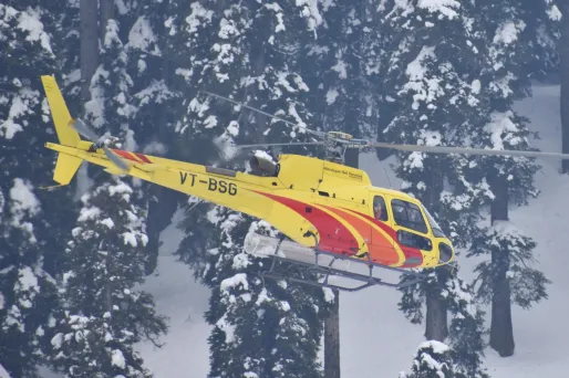 Les avalanches et glissements de terrain sont courants dans les hautes régions de l'Himalaya, surtout pendant la saison hivernale.