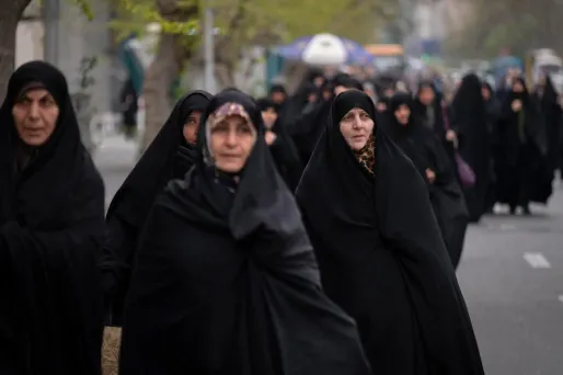 Iran: la police disperse un rassemblement pro-hijab "illégal" devant le Parlement