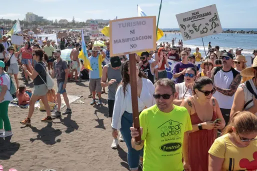 Iles Canaries : des milliers de personnes dans les rues pour protester contre le surtourisme