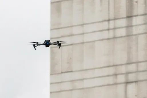 Les bâtiments emblématiques se refont une beauté grâce à des drones pulvérisateurs. (Illustration)