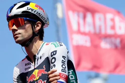 Arrivé tardivement au cyclisme après une première carrière dans le saut à ski, Primoz Roglic est réputé pour chuter souvent.