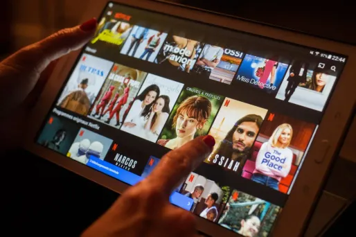 Regarder les écrans jusque tard le soir nuit à la qualité de notre sommeil.