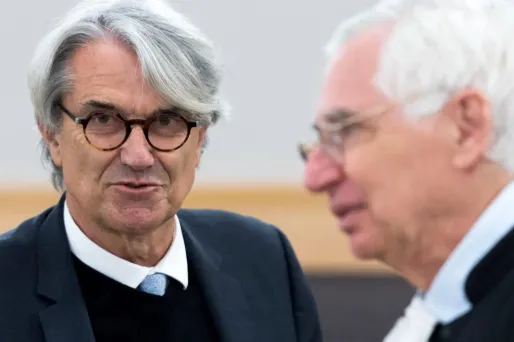 Pierre Cabaré (à gauche), est poursuivi pour "agression, exhibition, et harcèlement sexuels" ainsi que "harcèlement moral".