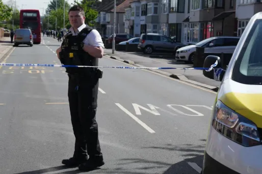 Londres : l'assaillant à l'épée inculpé pour le meurtre d'un adolescent de 14 ans