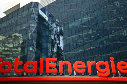 TotalEnergies est accusé d'avoir participé à l'effort de guerre russe par deux associations.