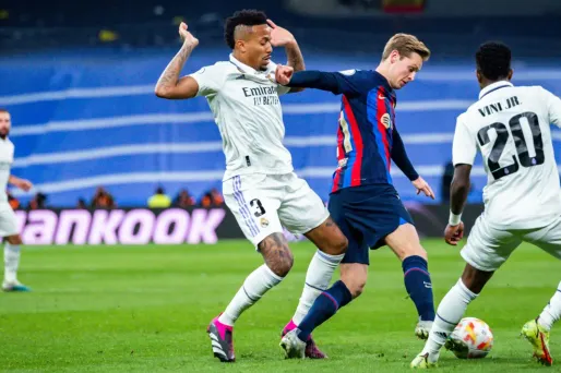 Avant le Clasico de dimanche, le FC Barcelone trône en tête de la Liga avec 65 points, devant le Real Madrid (56 points)