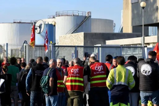 Le ministère de la Transition énergétique a annoncé mardi la réquisition de "trois salariés par relève" au dépôt pétrolier de Fos-sur-Mer.