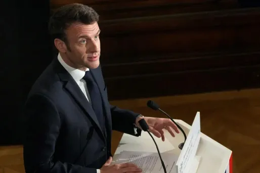 Emmanuel Macron souhaite que la réforme "puisse aller au bout de son cheminement démocratique".