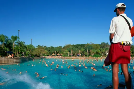 Disney a été attaqué en justice par une femme, victime de graves blessures gynécologiques après la descente d'un toboggan au parc aquatique Typhoon Lagoon.