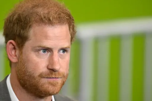 Le prince Harry obtient la condamnation d'un tabloïd britannique pour piratage de boîtes vocales