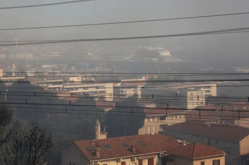 EN DIRECT - Incendies : le feu «en nette régression» à Marseille, les pompiers continuent de lutter dans l'Aude