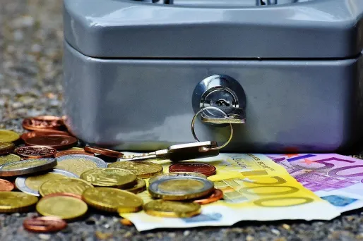 De nombreux Français continuent de payer en espèces tous les jours.