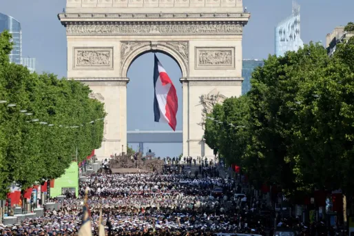 EN DIRECT - 14 Juillet : suivez le défilé militaire sur les Champs-Élysées