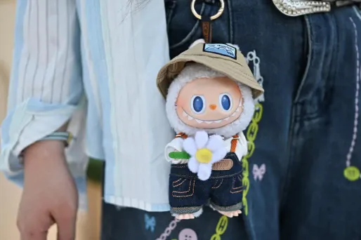 Les «Labubu», ces figurines mignonnes de lapins avec des crocs font un carton sur les réseaux sociaux.