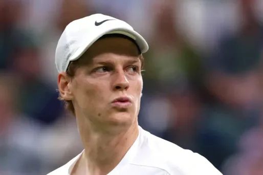 Jannik Sinner réintègre son préparateur physique Umberto Ferrara malgré la controverse antidopage.