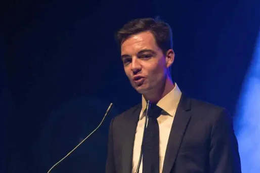 Cette révocation est liée aux déboires judiciaires du maire élu en 2014 à l'âge de 22 ans.