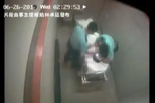 Ces images ont été enregistrées fin juin par une caméra de surveillance, mais la police n'en aurait eu connaissance que mardi.