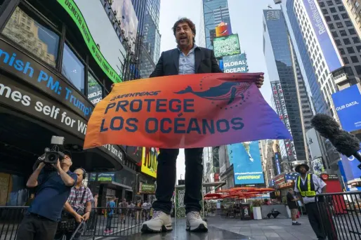Javier Bardem participe à une campagne de l'organisation écologiste Greenpeace pour la protection des océans.