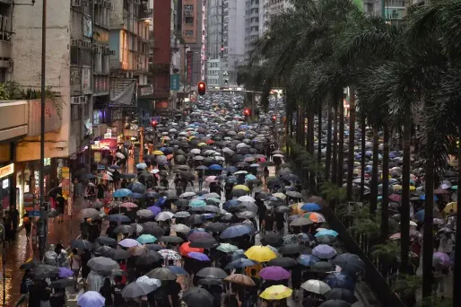 Sous la pluie, des dizaines de milliers de personnes ont protesté contre l'attitude de l'exécutif local et de la Chine.