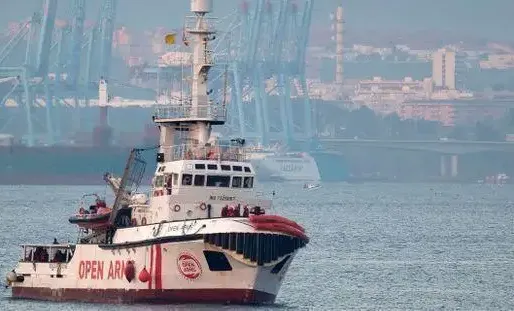 Après l'évacuation d'une dizaine de personnes pour des soins médicaux, dans la nuit de jeudi à vendredi, il reste 134 migrants à bord