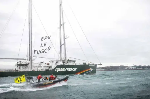 Les militants ont accroché une banderole sur laquelle était écrit "EPR : le fiasco".