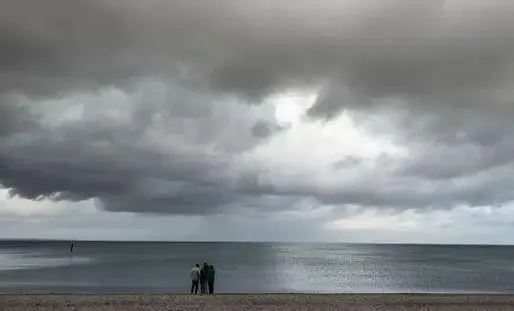 La grisaille sera bien installée dès les premières heures du jour du Pays basque au Pays de la Loire.
