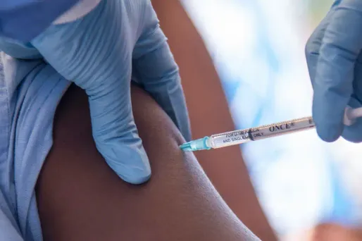 Une personne se faisant vacciner.