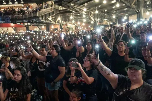 Plusieurs milliers de personnes ont participé à la veillée funèbre.