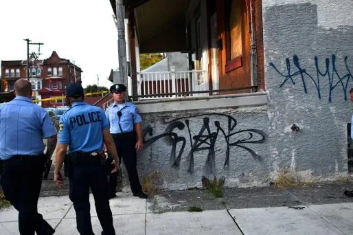 Au moins cinq policiers ont été blessés dans la fusillade.