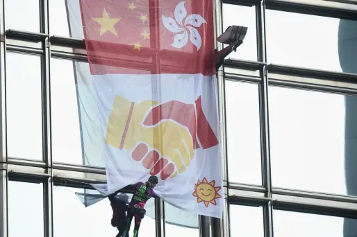 Alain Robert a déployé une banderole appelant à la paix, vendredi, sur un gratte-ciel de Hong Kong.