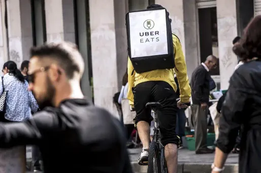 Le livreur est soupçonné d'avoir violé une jeune étudiante à qui il venait livrer un repas.