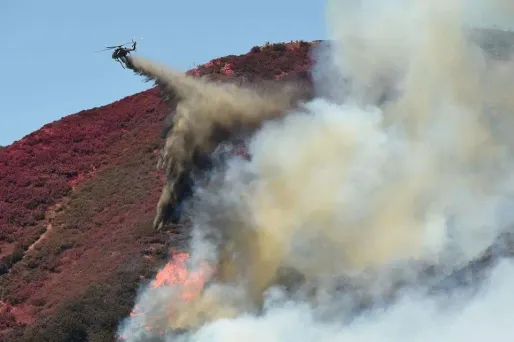 Entre 250.000 et 300.000 litres d'eau ont déjà été déversés pour tenter de stopper les flammes. (Image d’illustration)