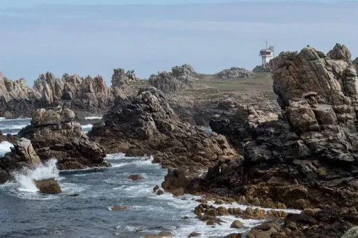Le voilier, baptisé "Aelig", a été repéré samedi soir à environ 5,5 kms au nord-ouest de Ouessant.