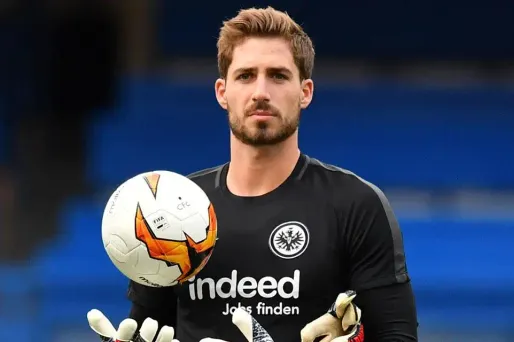 Kevin Trapp revient à Francfort après une intersaison à Paris.