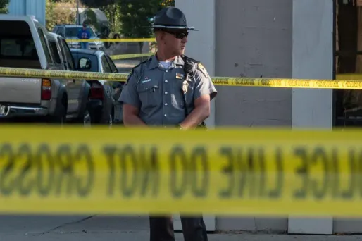 Une minute après avoir ouvert le feu, le tireur a été abattu par des policiers qui patrouillaient dans les environs.